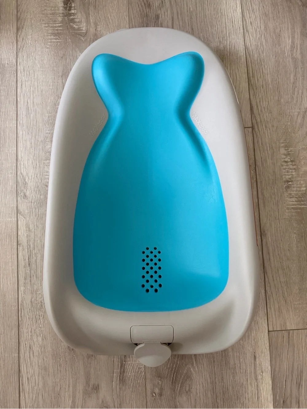 Skip Hop Baby Bath Tub Moby Recline and Rinse infant bath tub